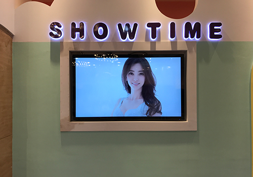 上海市來(lái)福士廣場(chǎng)觸摸廣告機(jī)案例