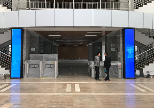 寧夏大學懷遠校區圖書館 瀑布流觸摸屏